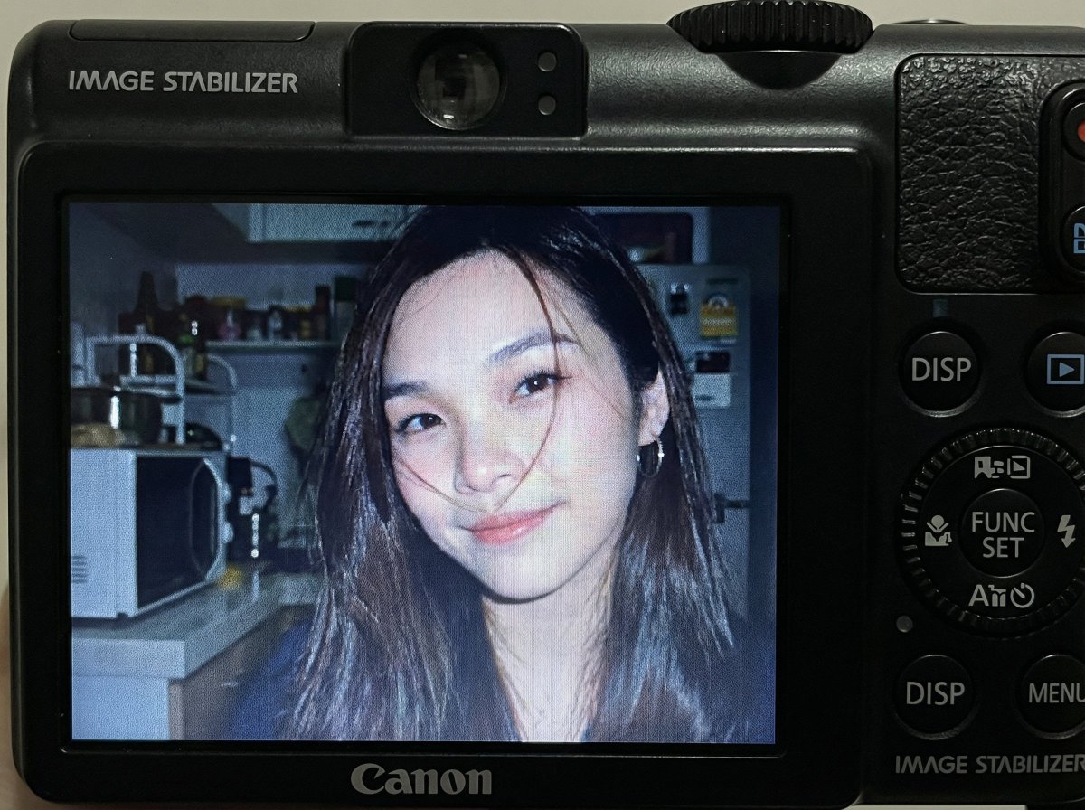 紧凑型数码相机屏幕快照 一位年轻女性