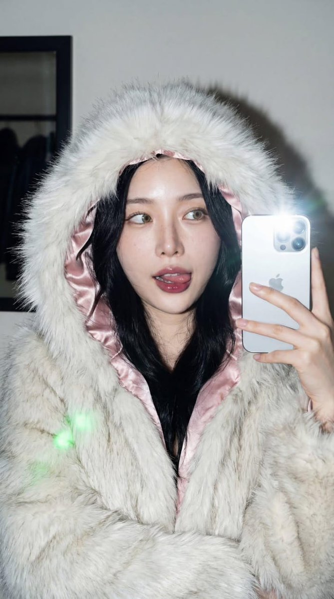 高对比度肖像 直射闪光灯与人造毛皮